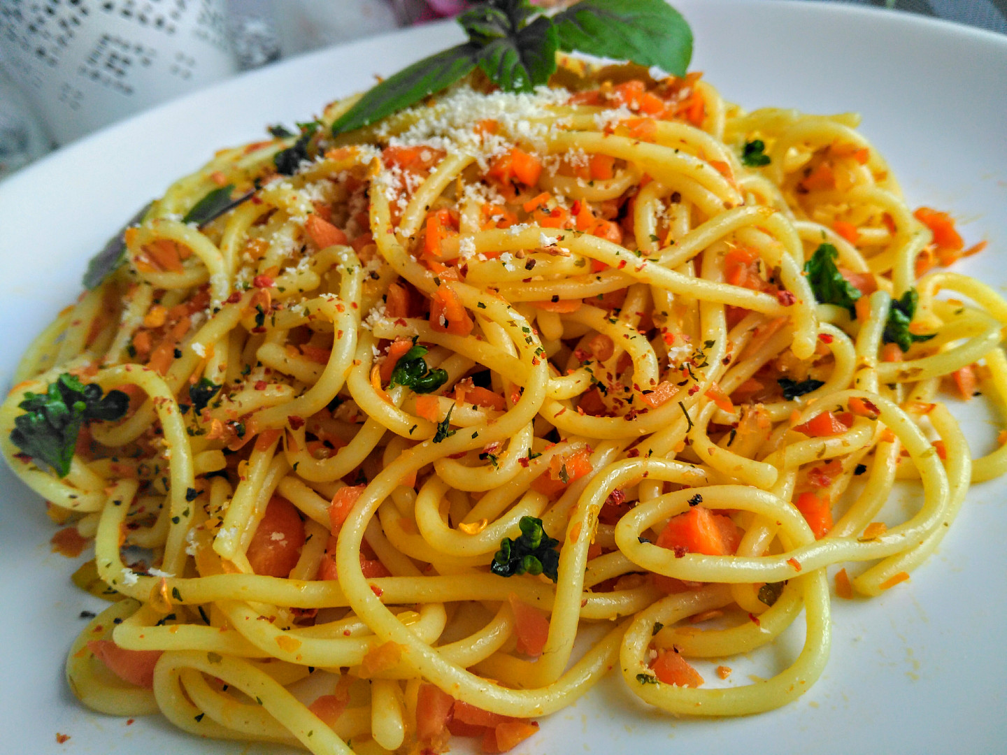 Bezmasá večeře ze špaget, mrkve a papriček
