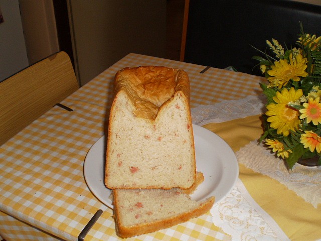 Chleba s nivou a klobásou