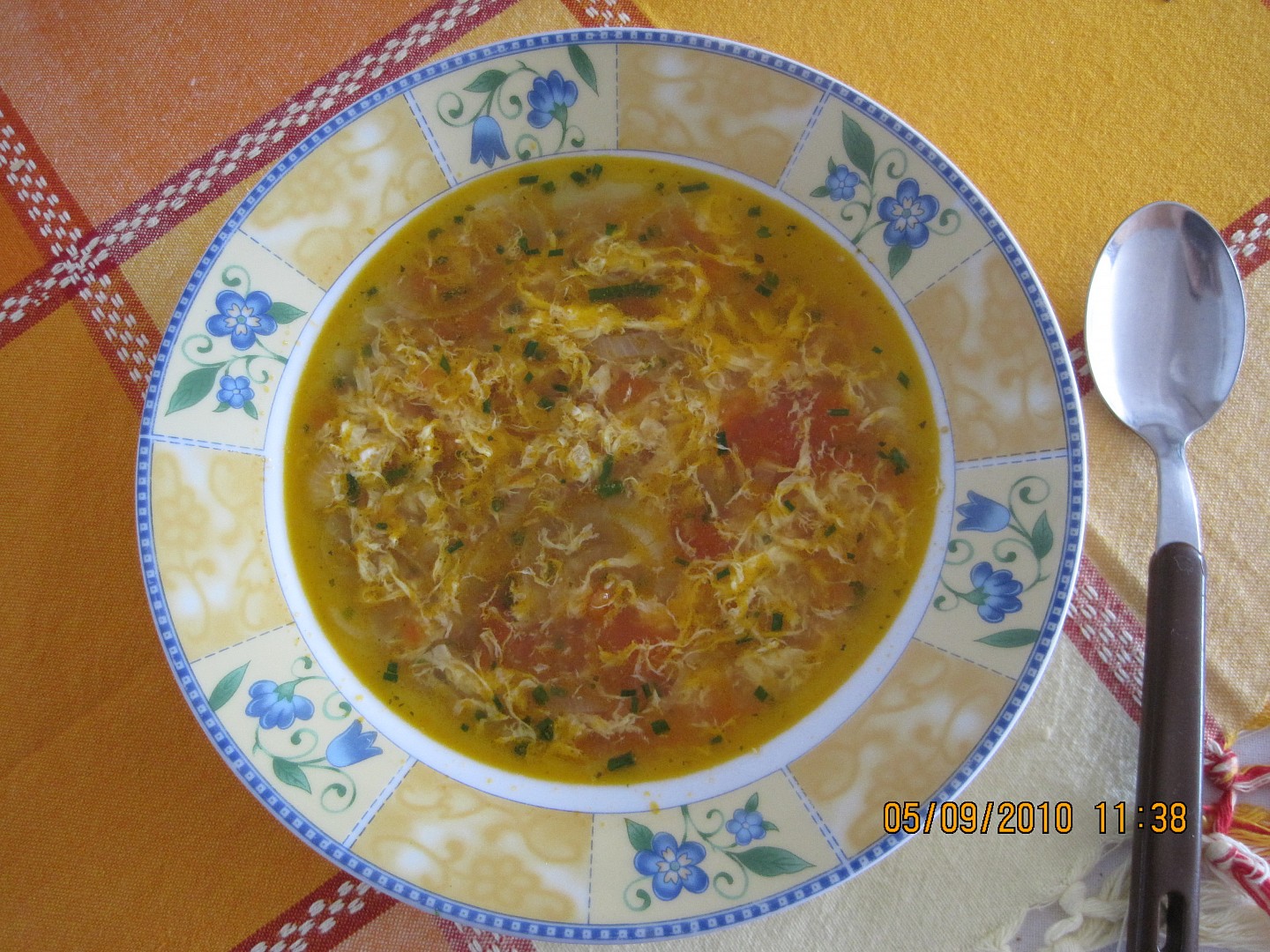 Cibulová polévka s rajčaty recept 