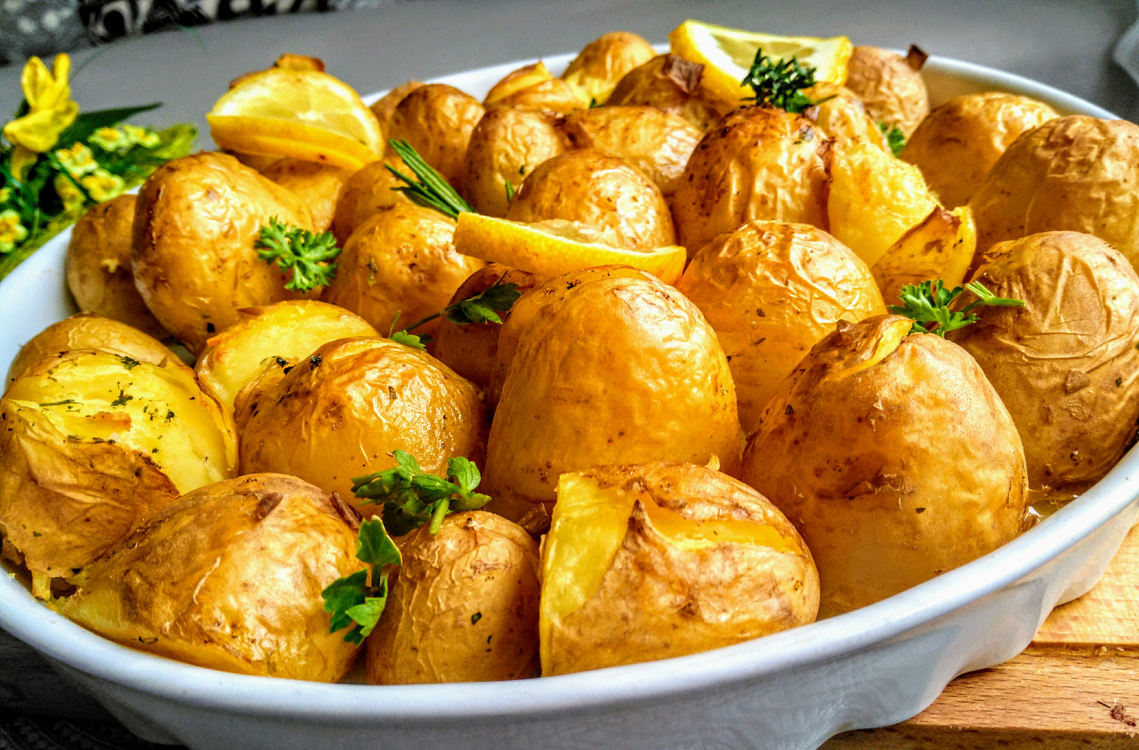Citronové brambory pečené s jarní cibulkou a bylinkami