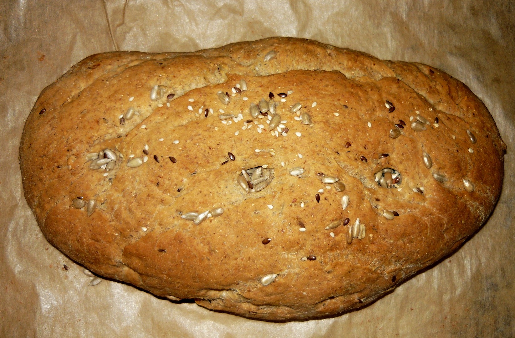 Domácí pšenično-žitný chléb se semínky