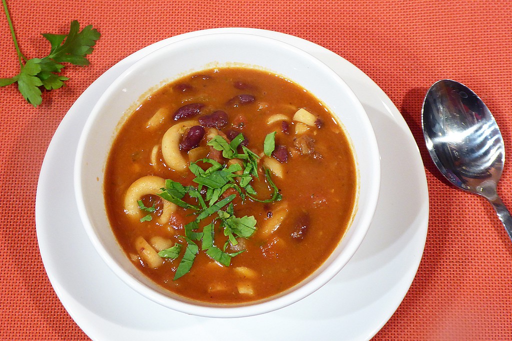 Fazolová polévka s rajčaty recept 