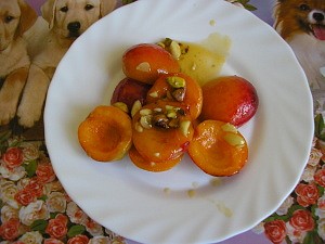 Horké meruňky s mandlemi a pistáciemi recept 