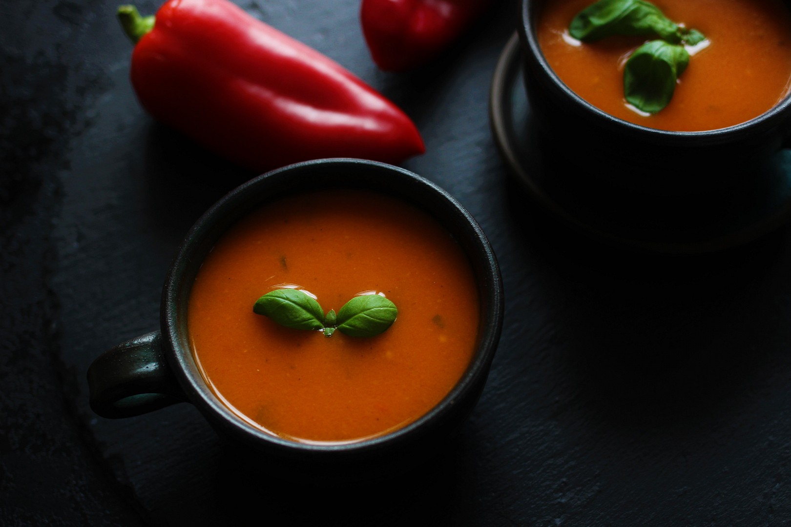 Italská polévka z pečených paprik a rajčat