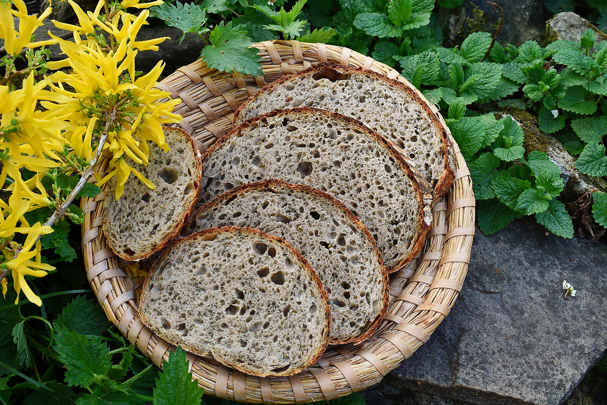 Jarní kváskový chleba s kopřivami