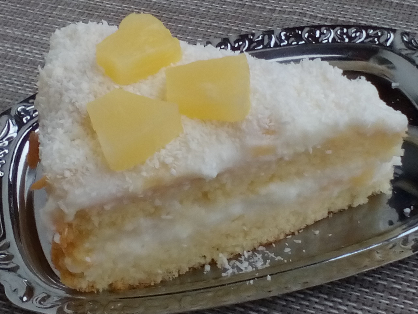 Kokosovo-ananasový dort / řez na poslední chvíli