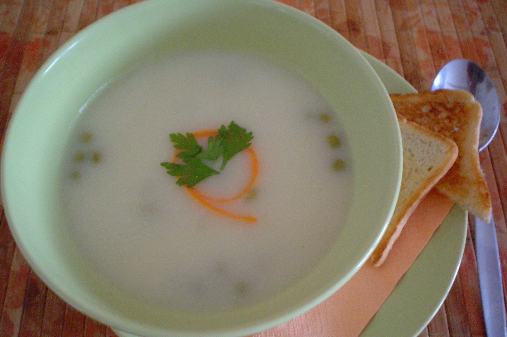 Krémová květáková polévka s hráškem