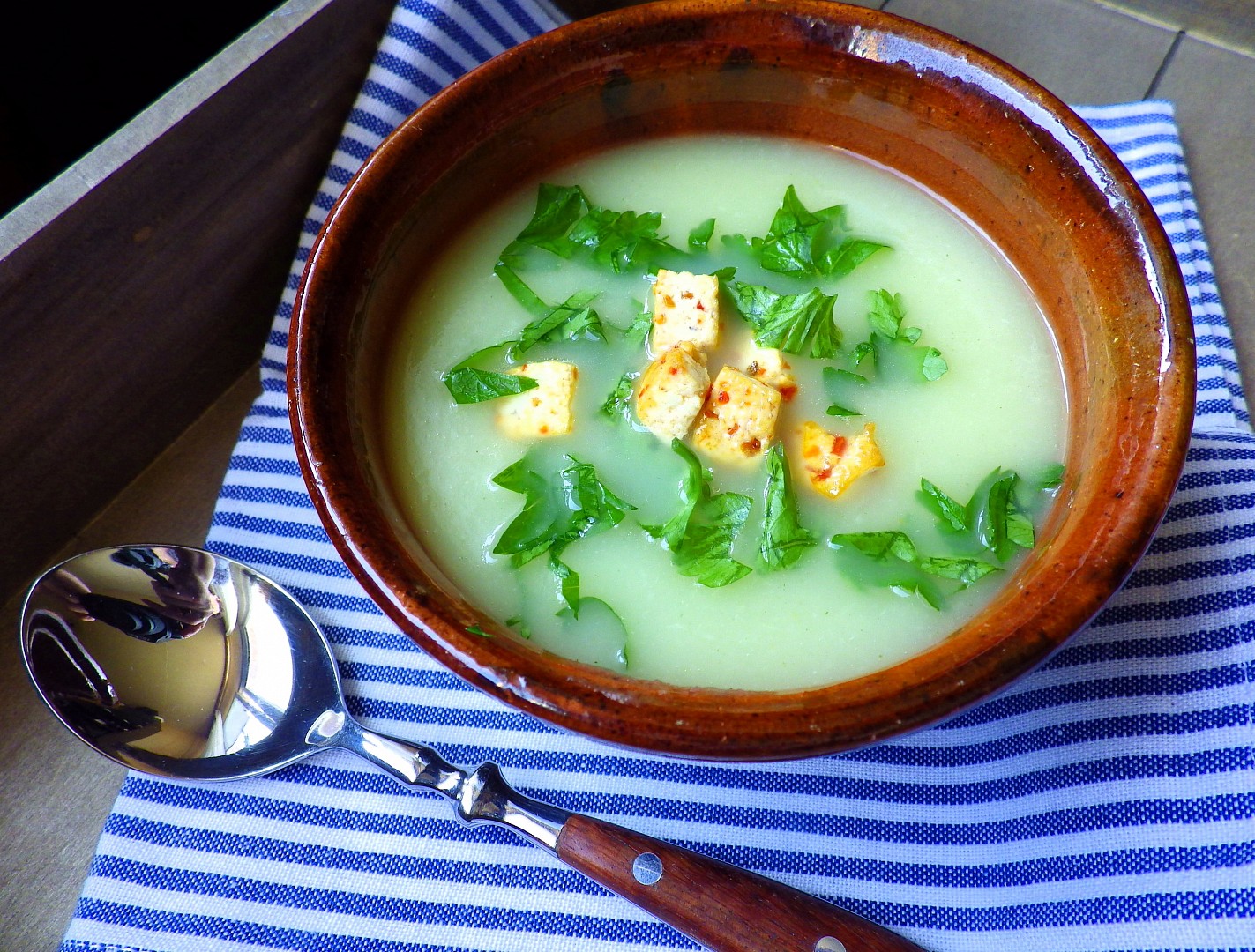 Krémová polévka z tuřínu s opečeným chilli tofu