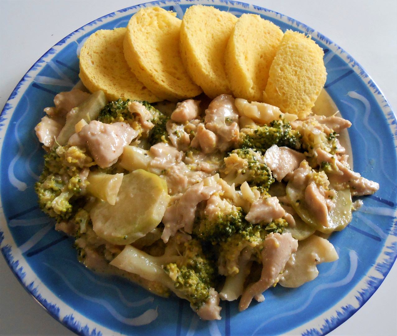 Kuřecí nudličky na česneku a smetaně s brokolicí+knedlík mléčný (Dělená strava podle LK - zvířata)