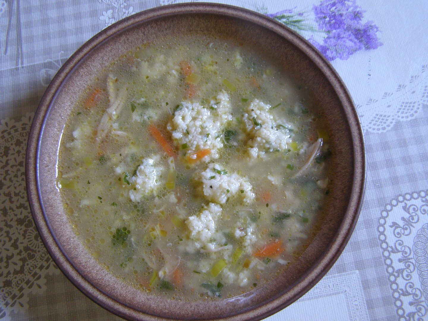 Kuřecí polévka s krupicovo-sýrovými noky