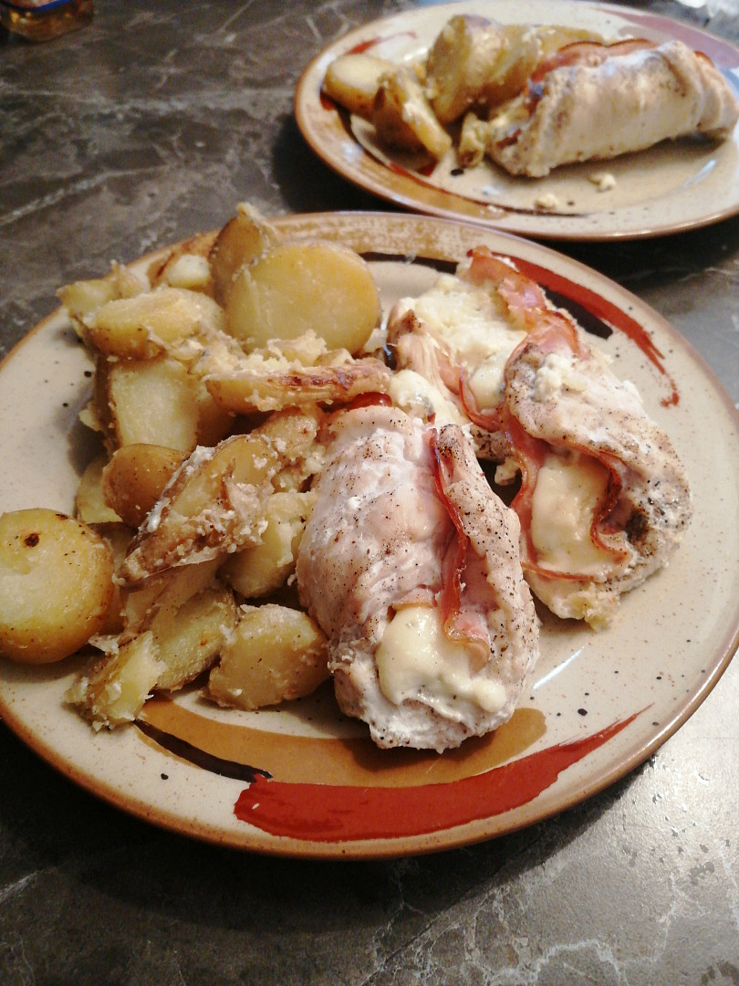Kuřecí závitky s nivou a pečené brambory