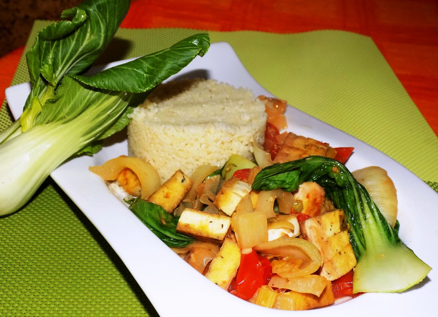 Kuskus se zeleninou a tofu