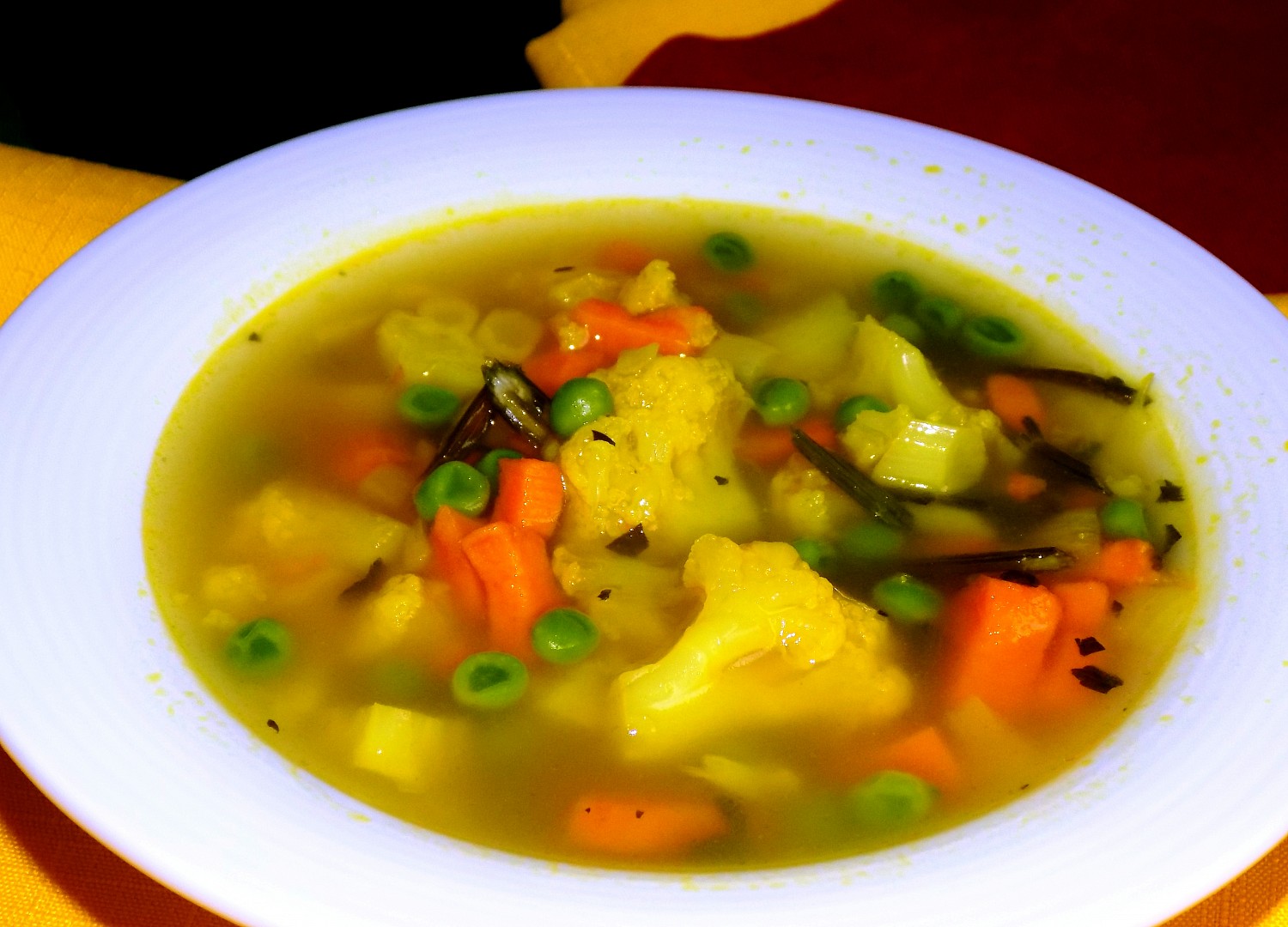 Květáková polévka s batáty recept 