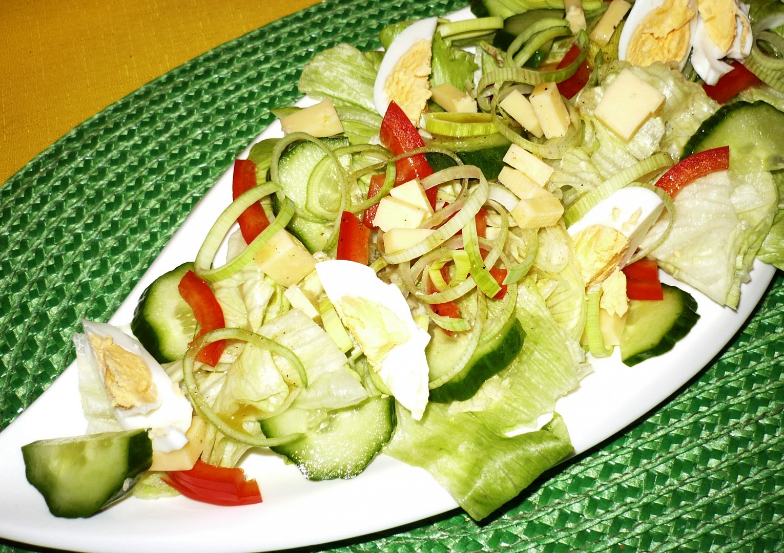 Ledový salát se zeleninou a vajíčkem