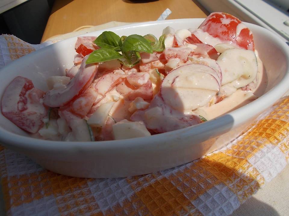 Letní rajčatový salát s okurkou a ředkvičkami