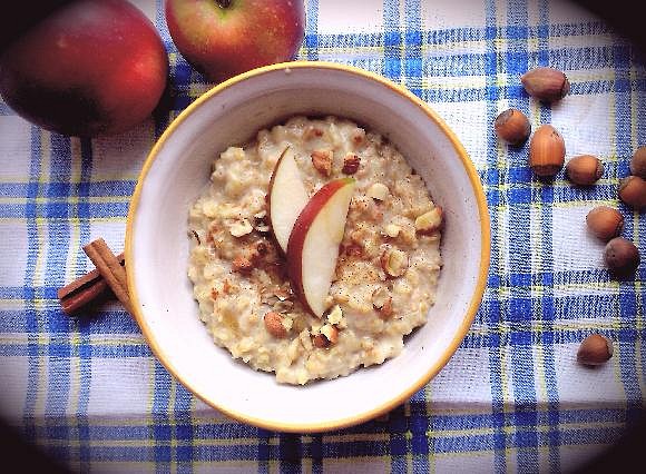 Ovesná kaše s jablky a ořechy – zahřívací snídaně do podzimního rána