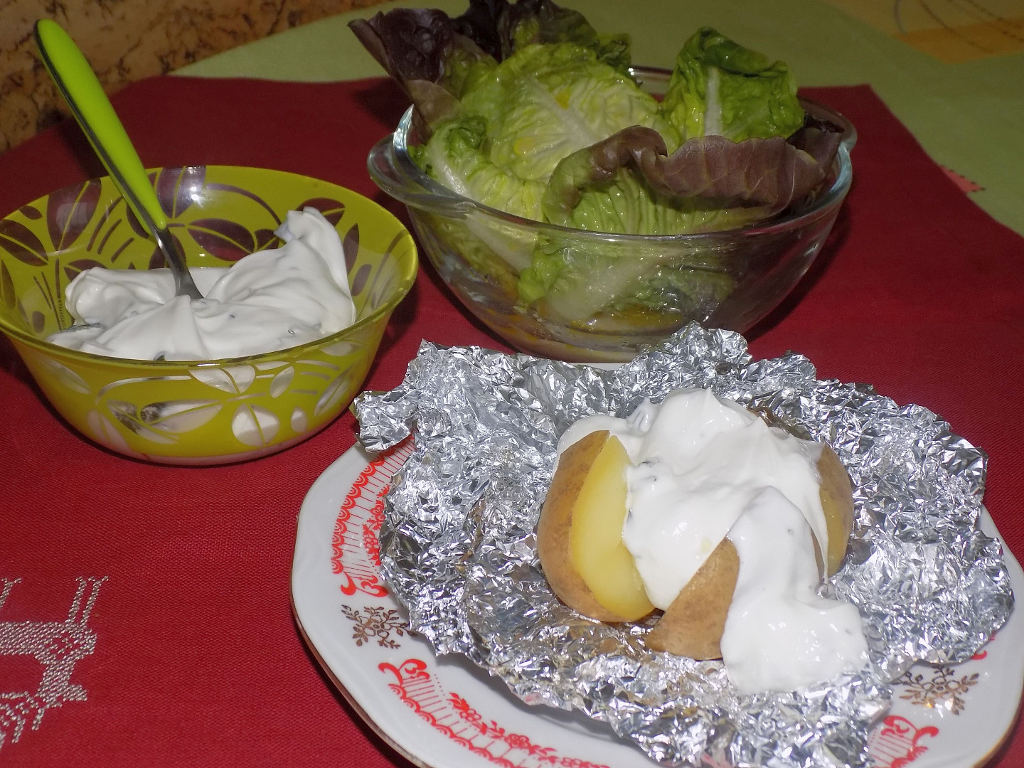 Pečená brambora s bylinkovým tvarohem a salátem