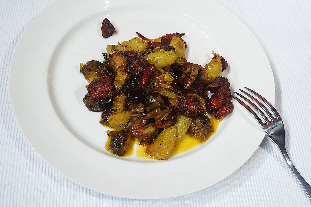 Pečená růžičková kapusta se salámem, brambory a cibulí