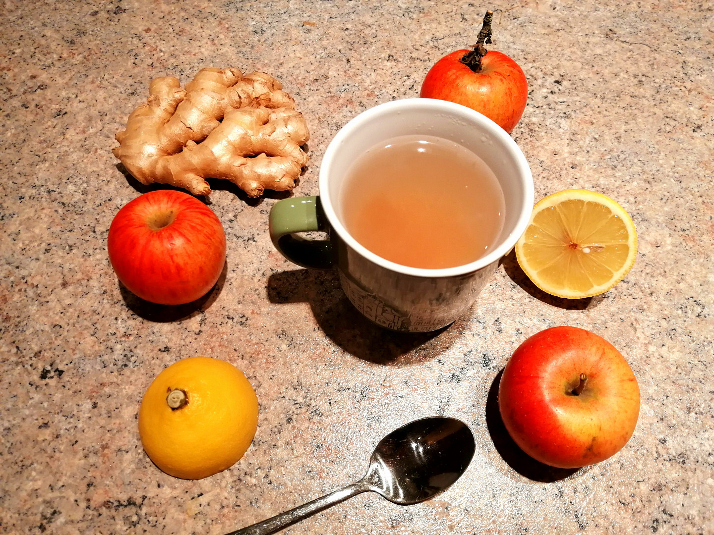 Pečený jablečno-citrónovo-zázvorový čaj