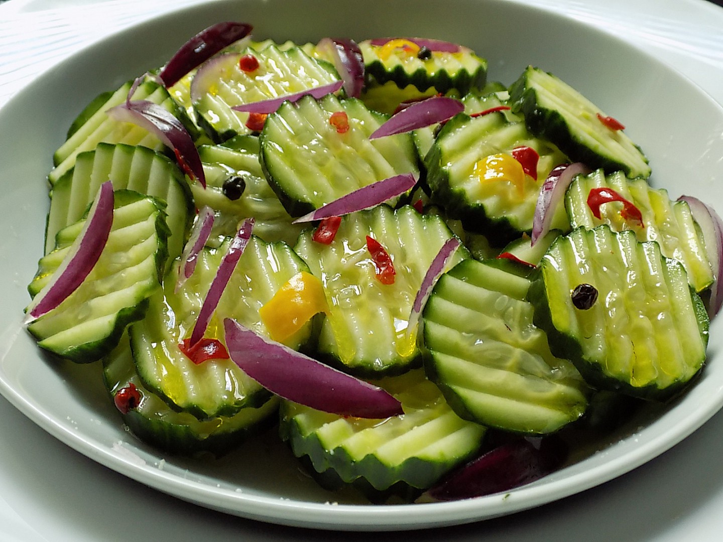 Pikantní okurkový salát