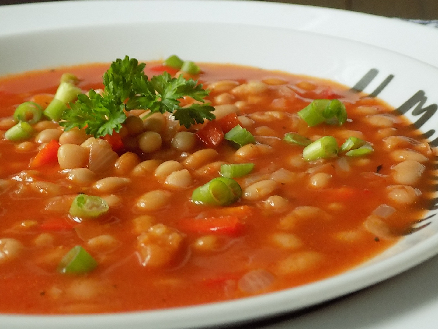 Pikantní rajčatová polévka s fazolemi
