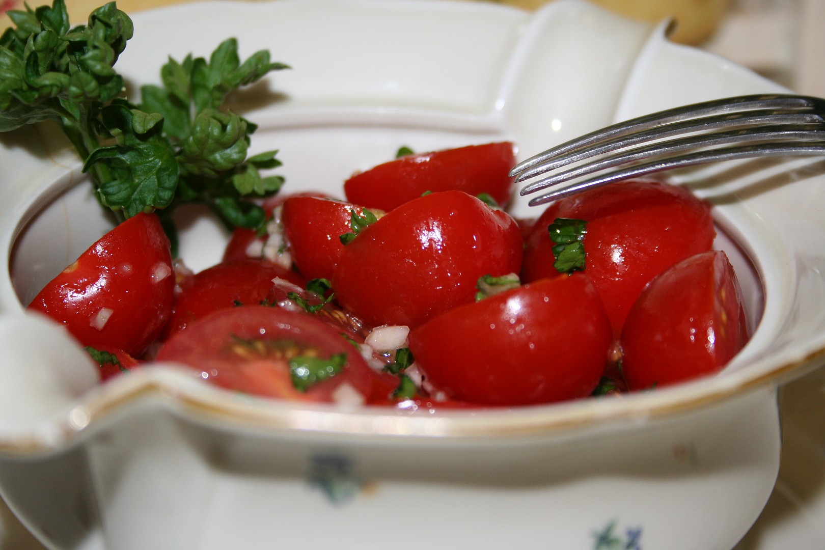 Rajčatový salát s česnekem recept 