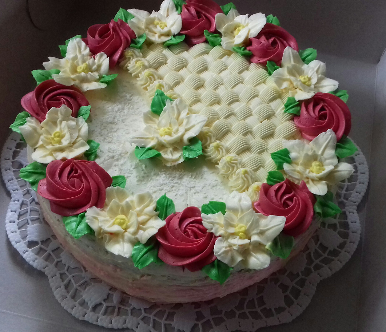 Rozkvetlý dort s máslovými růžičkami