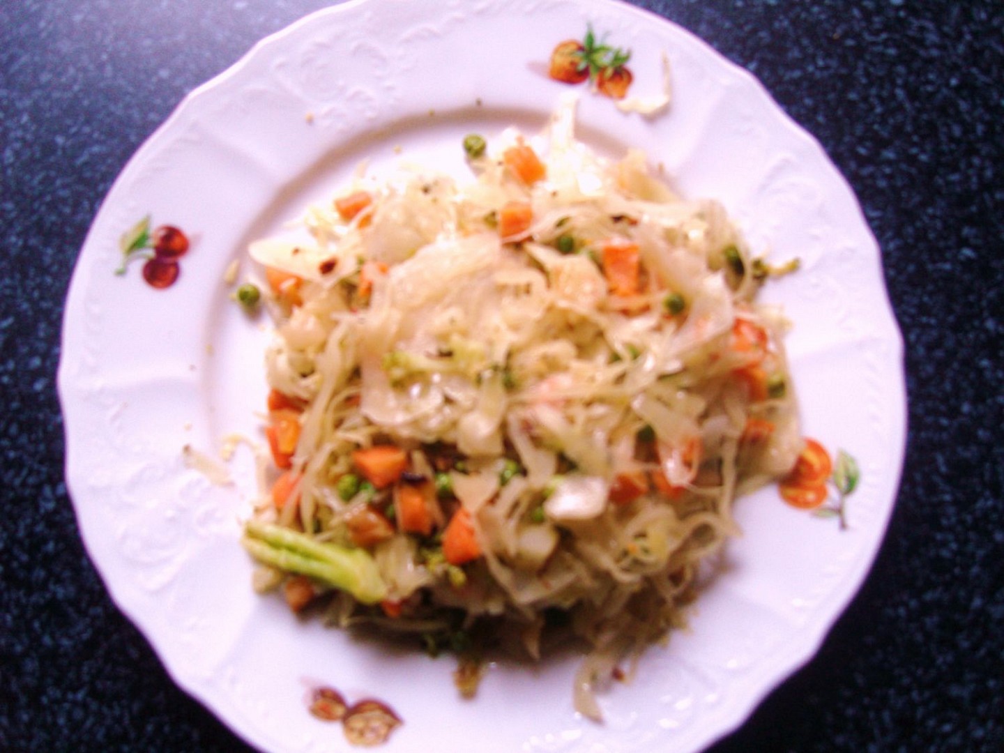 Salát z kvašeného zelí a zeleniny recept 
