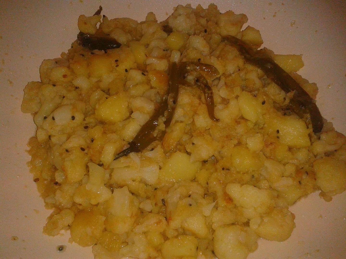 Smažené brambory s květákem a semínkem divoké cibule