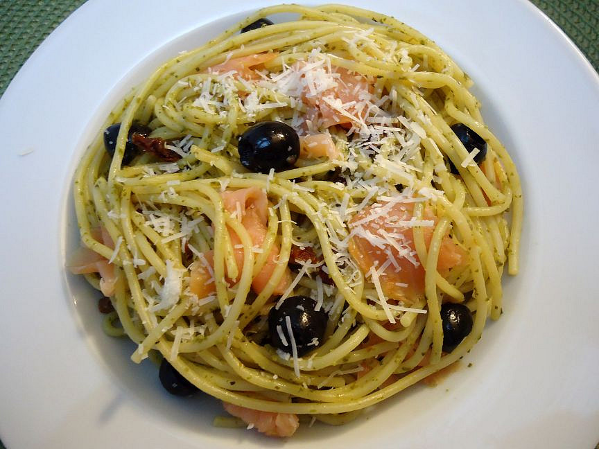 Špagety s mangoldovým pestem, sušenými rajčaty a olivami