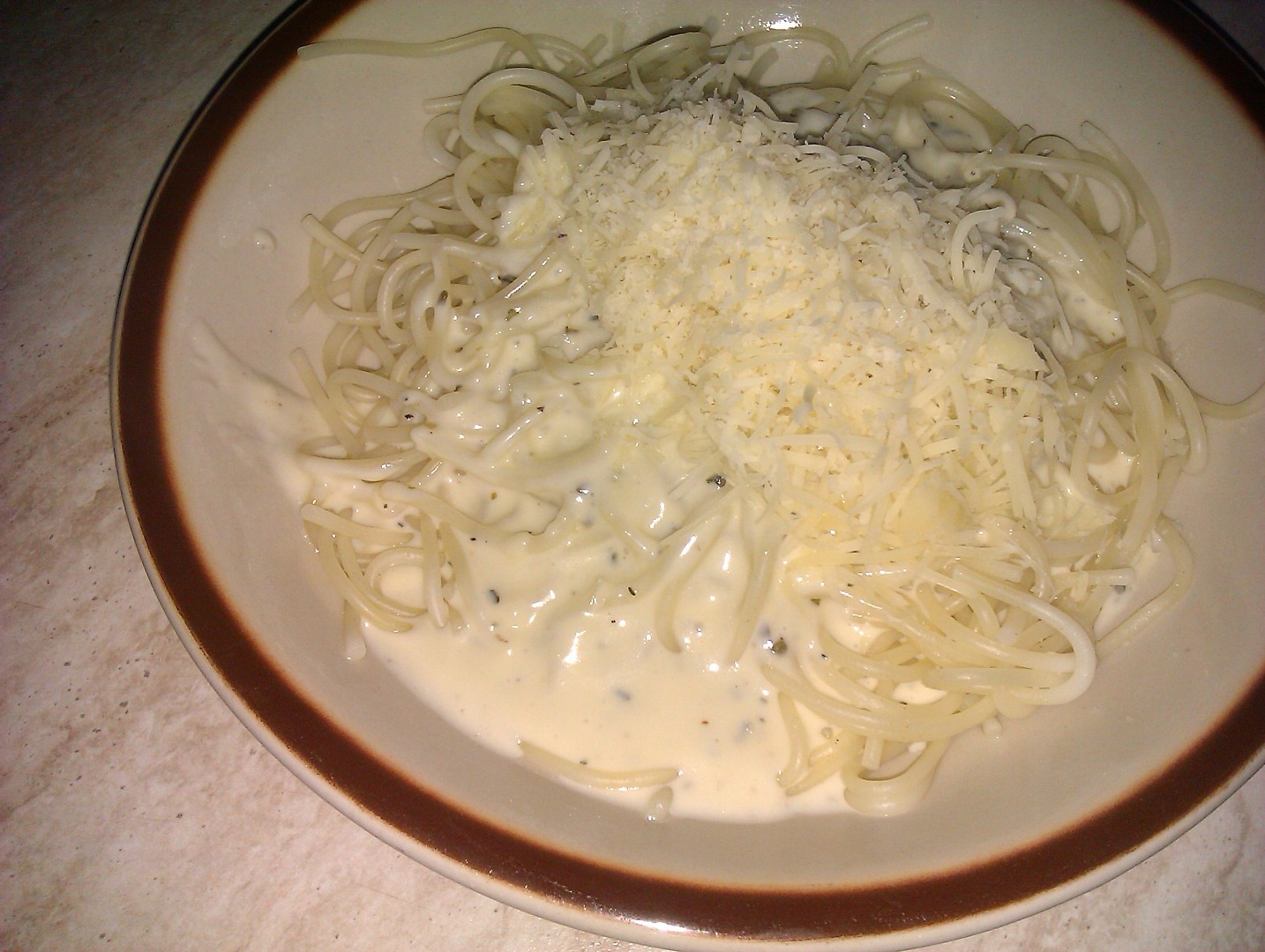 Špagety se sýrovou omáčkou recept 