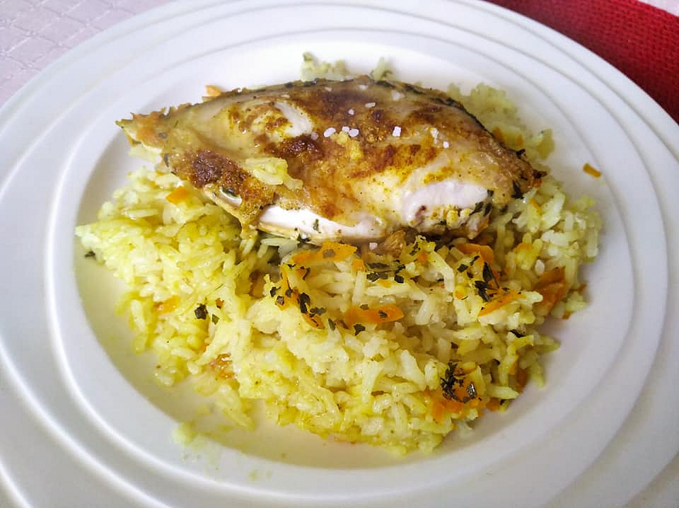 Šťavnatá kuřecí prsa, pečená v rýži