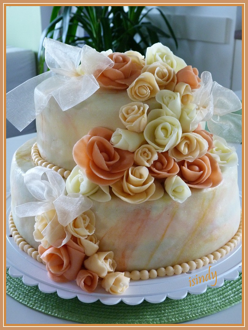 Svatební dvoupatrový dort s růžemi