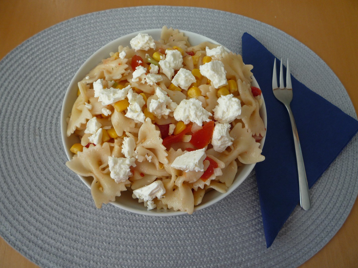 Těstovinový salát s balkánským sýrem recept 