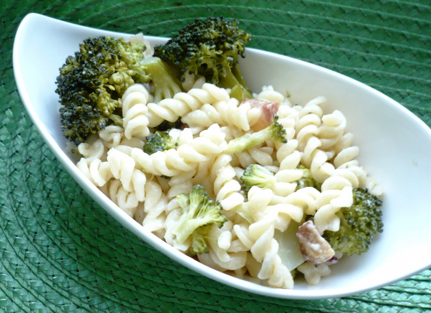 Těstovinový salát s brokolicí recept 