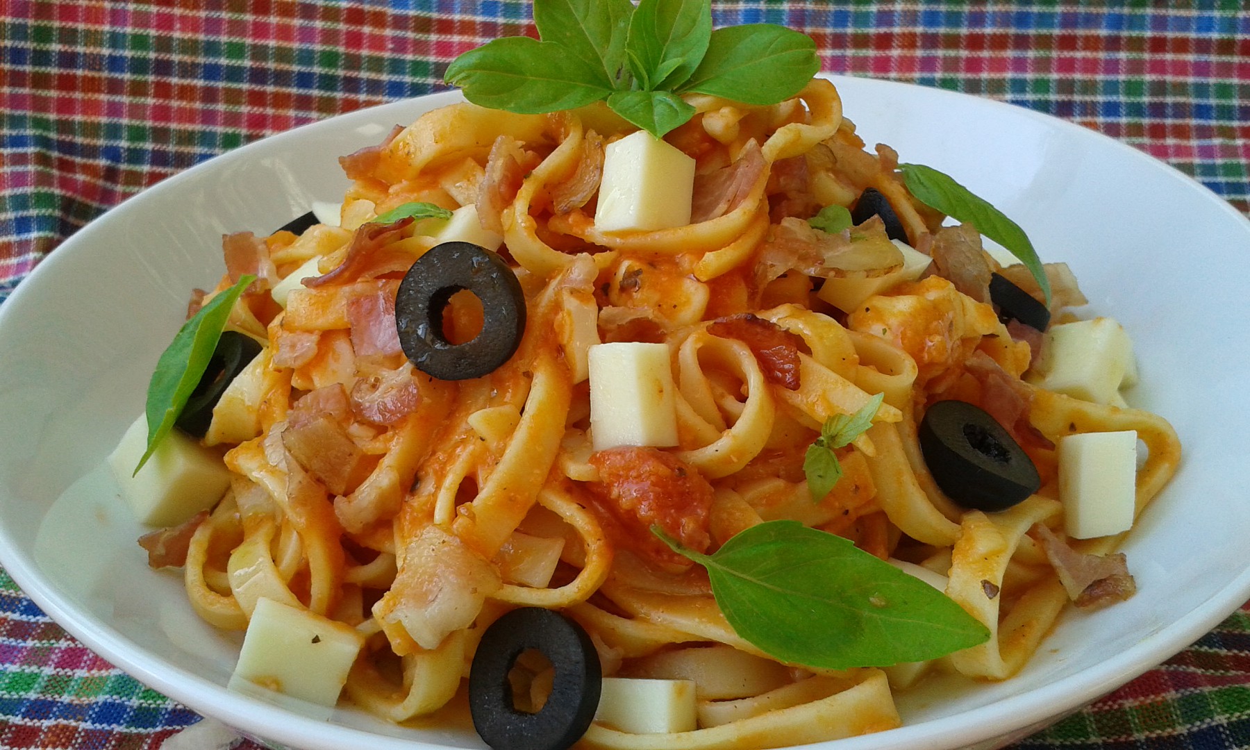 Těstoviny s rajčaty a mozzarellou recept 